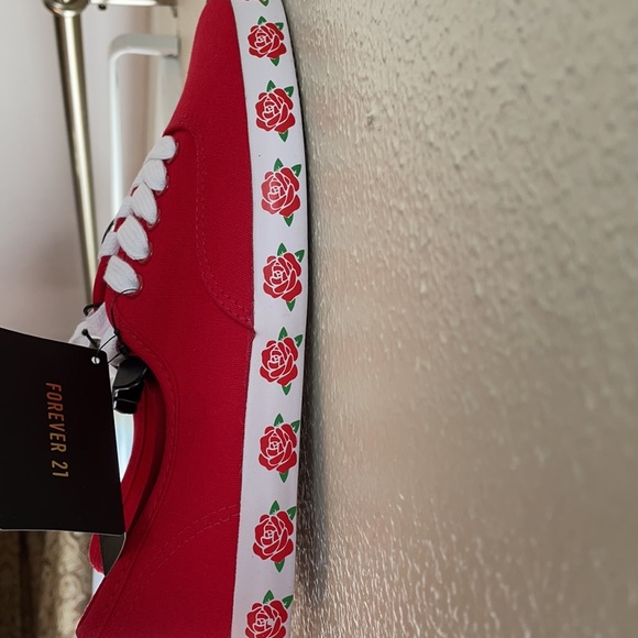 NWT🌹 low tennis shoes w/roses lining the bottom - Picture 2 of 6